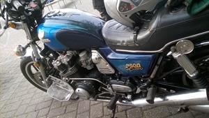 Robby's 1982 900 Custom has ten (!) gears for the Californian market. He has added another gear lever to the three already there.